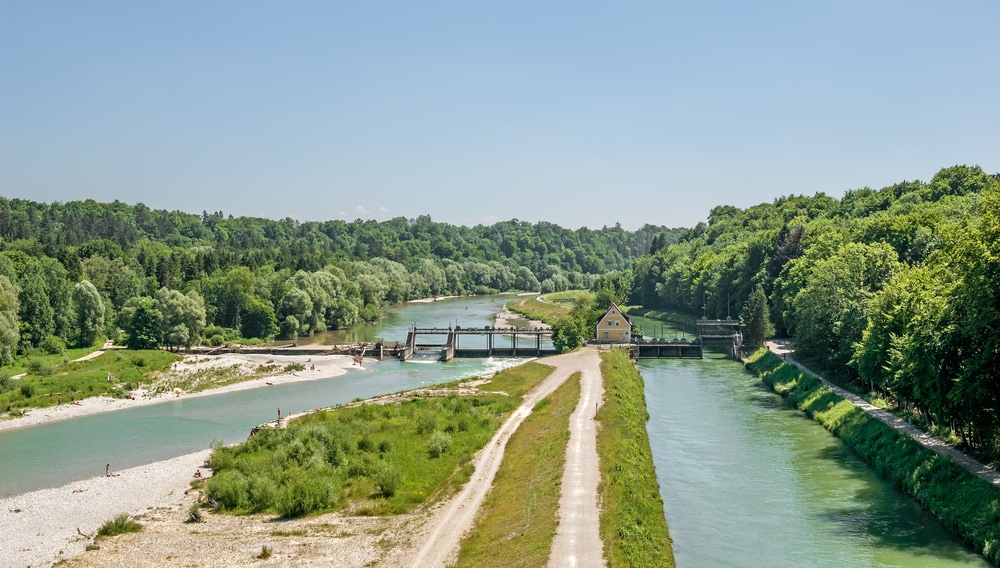 Fluss mit Ufern, Bäume und Brücke