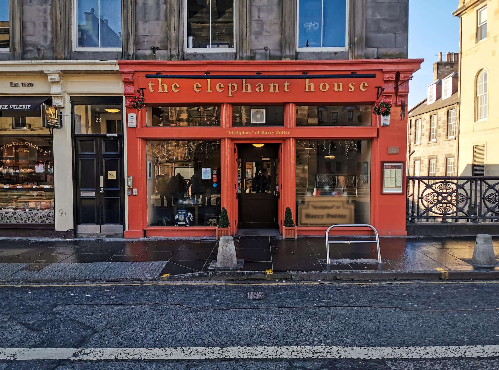 Rote Fassade des Elephant House in Edinburgh, die Geburtsstätte von Harry Potter