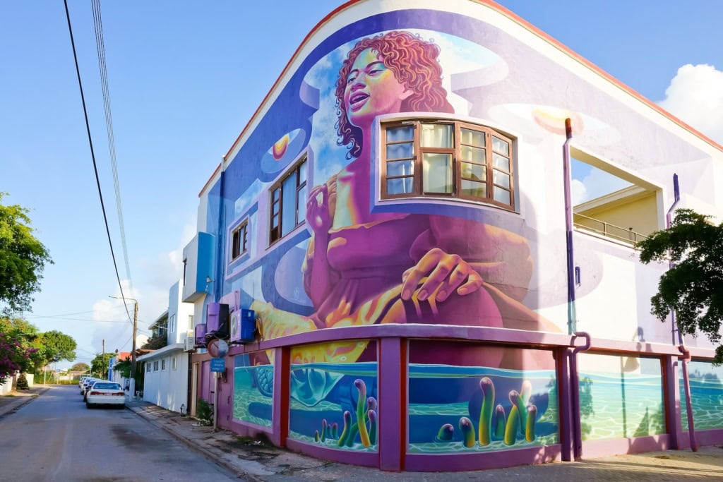 Ein Graffito auf einem Haus auf Aruba.