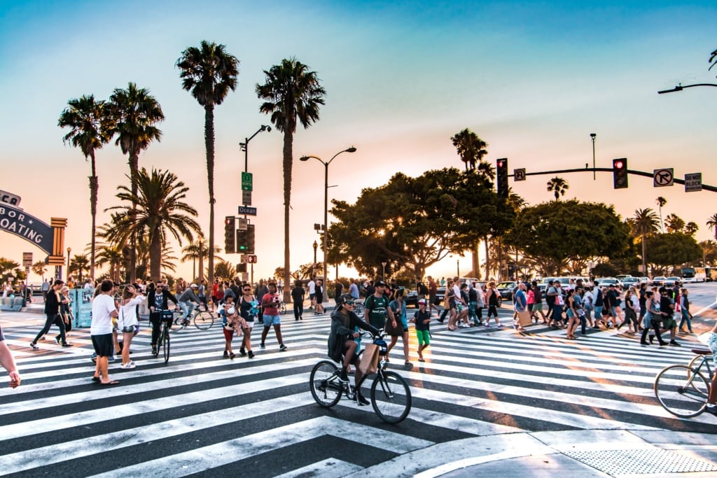 Straßenkreuzung mit Fußgängern in Los Angeles