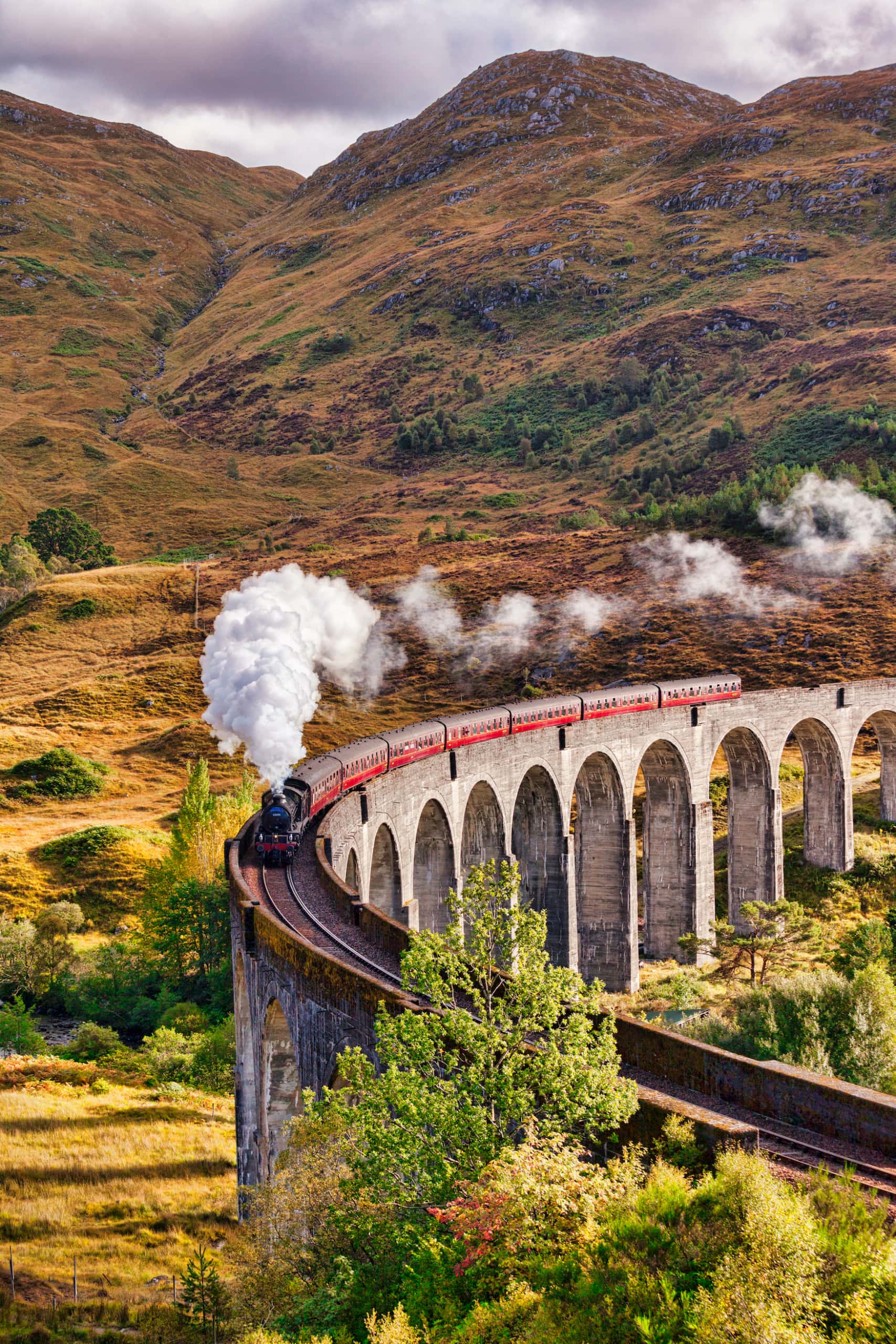 Die Zugstrecke zwischen Fort William und Mallaig in Schottland erinnert an eine Filmkulisse aus Harry Potter