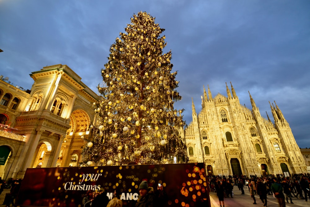 Weihnachtsbaum in Mailand vor dem Dom