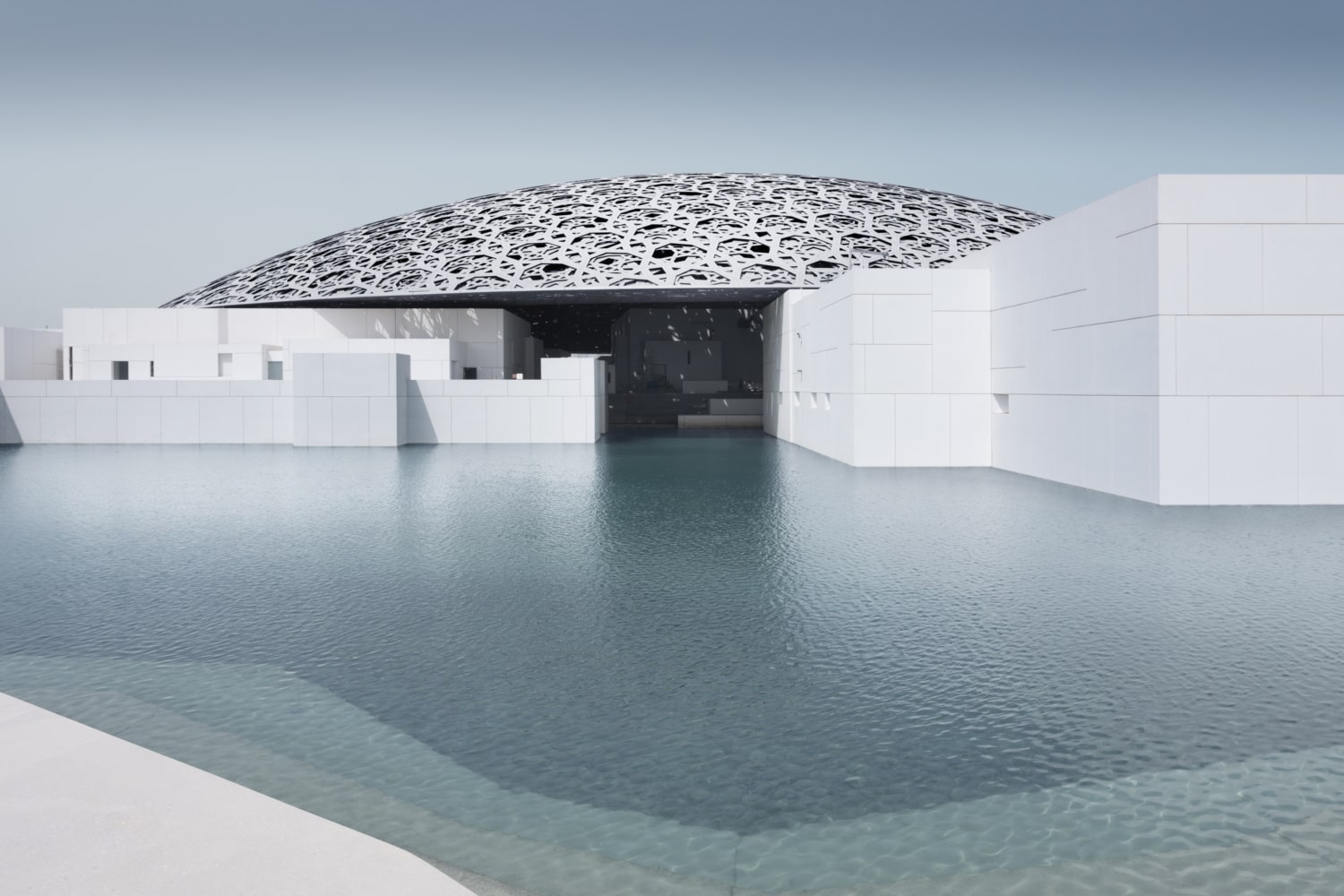 Architektonisch brilliantes Museum mit Kuppel und Kanälen