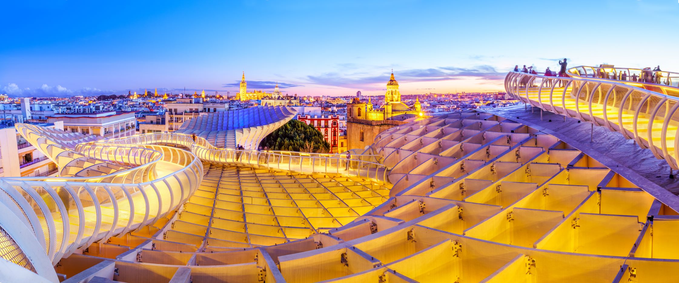 Touristen auf der Space Metropol Parasol in Sevilla