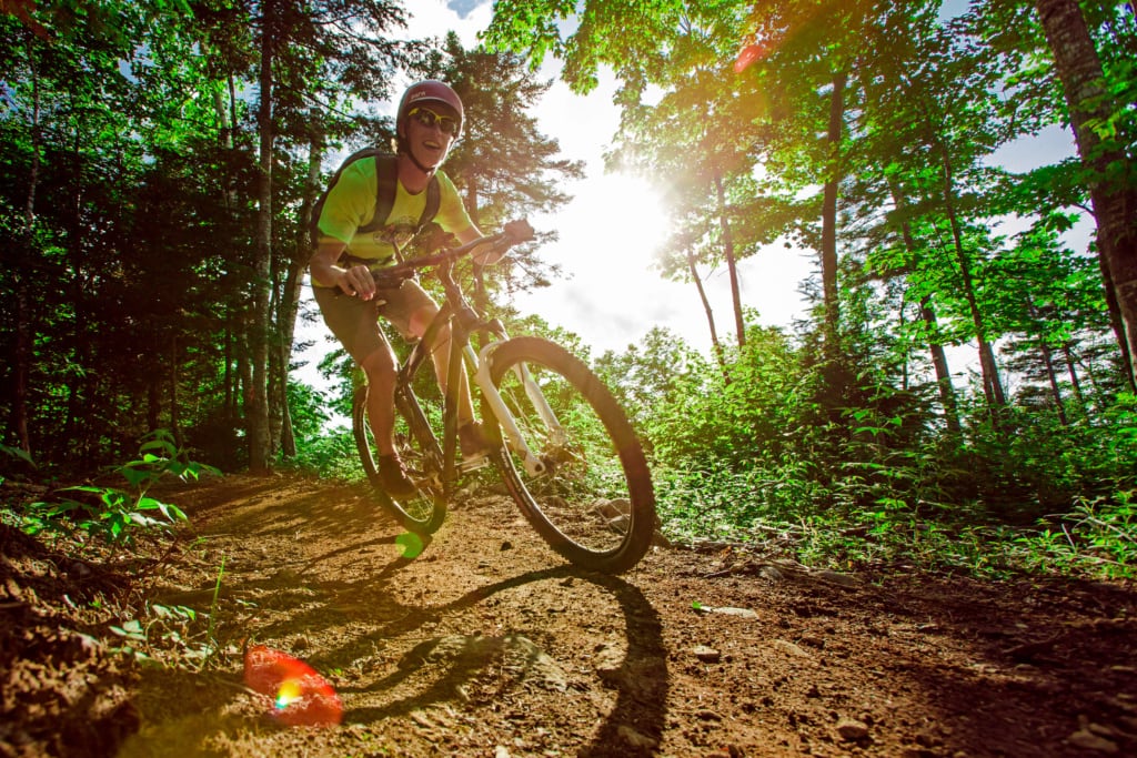 Outdoor-Aktivitäten in Maine: Mountainbiker im Carrabesesett Valley