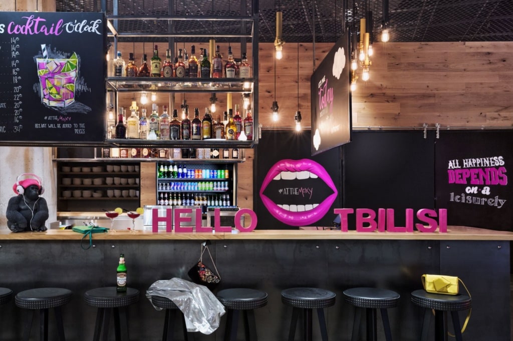 Bar im Moxy Tiflis