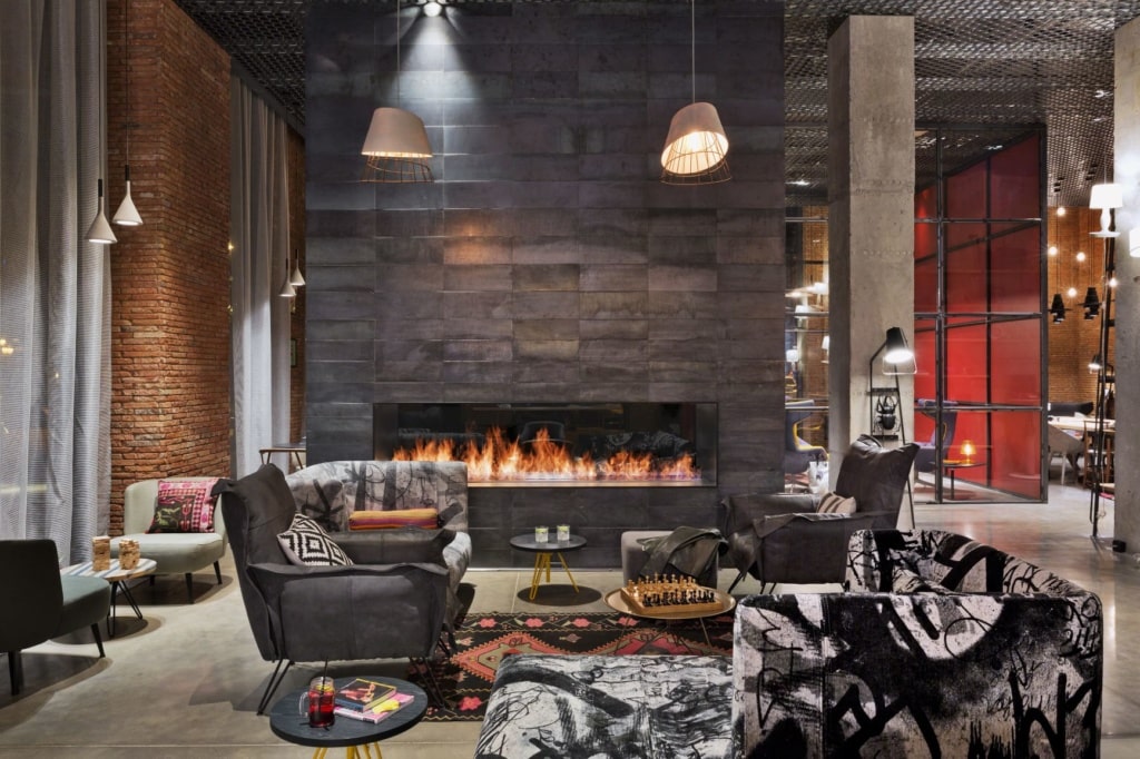 Lounge mit Kamin im Moxy Tiflis
