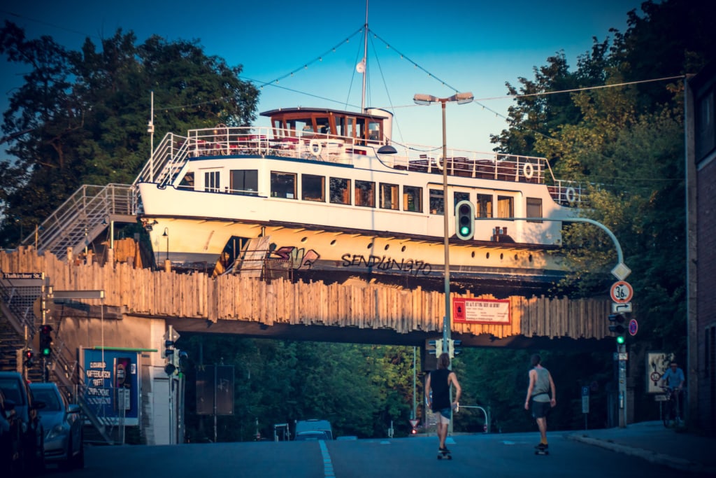 Die Alte Utting hat ihren letzten Anker auf einer Eisenbahnbrücke in Sendling gefunden.