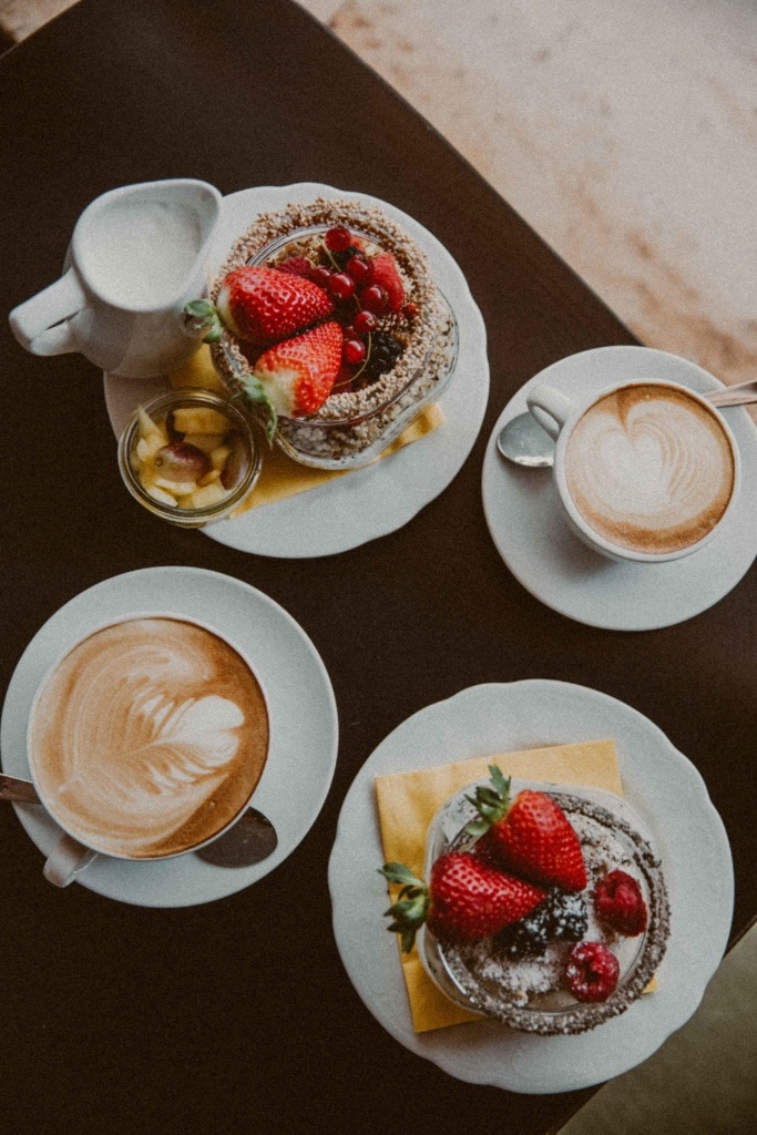 Kaffee und Müsli im Cafe Jasmin in München