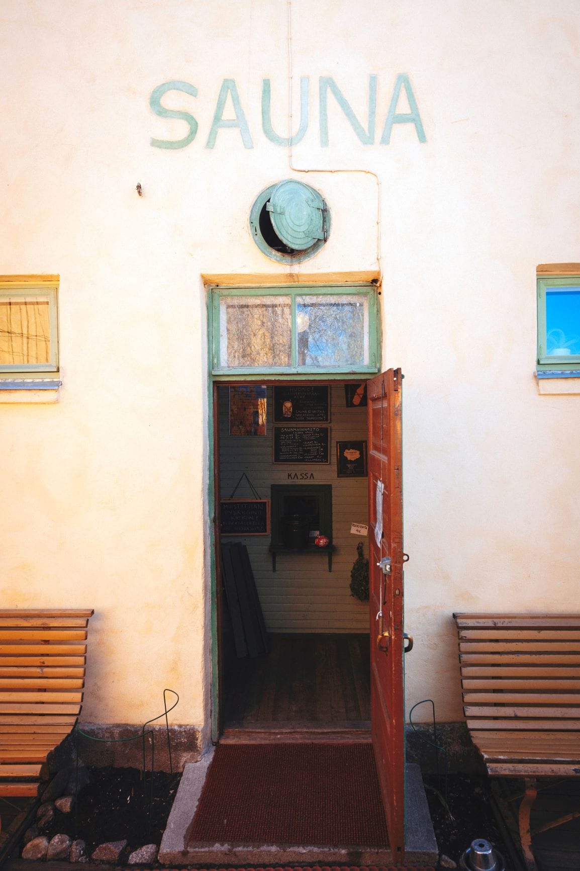 Eingang der Rajaportti Sauna in Finnland