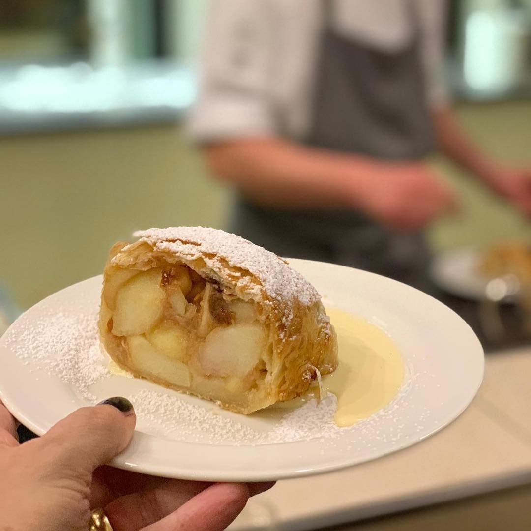 Apfelstrudel, anyone? @aspirinia hat im @palaishansenkempinskivienna einen gebacken. Sie war zwar besser im Verzehren, als im Ziehen des Teigs … dennoch war es ein himmlisches Erlebnis mit süßem Ende. #apfelstrudel #backen #reportervorort #passionpassport #mytinyatlas #welivetoexplore
