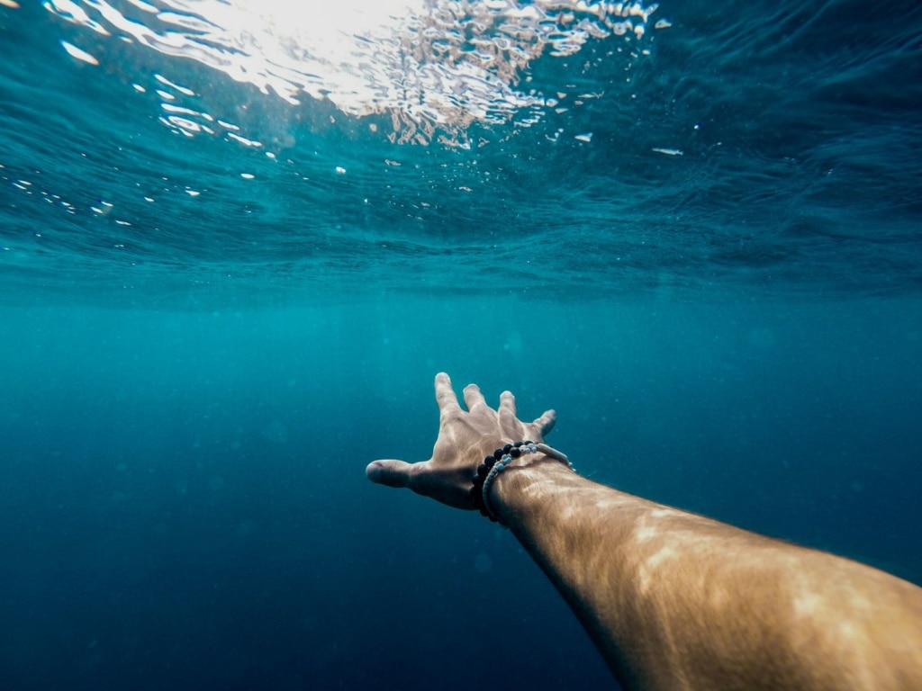 Arm eines Mannes Unterwasser