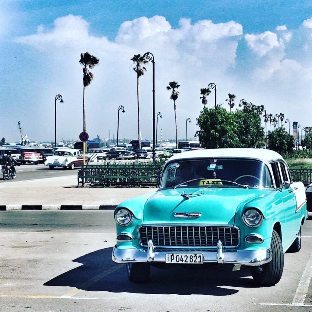Dreaming of #Kuba. Redakteurin Ulli war auf Oldtimer-Suche auf der Karibikinsel. #reportervorort #travelgram #passionpassport #car #instatravel