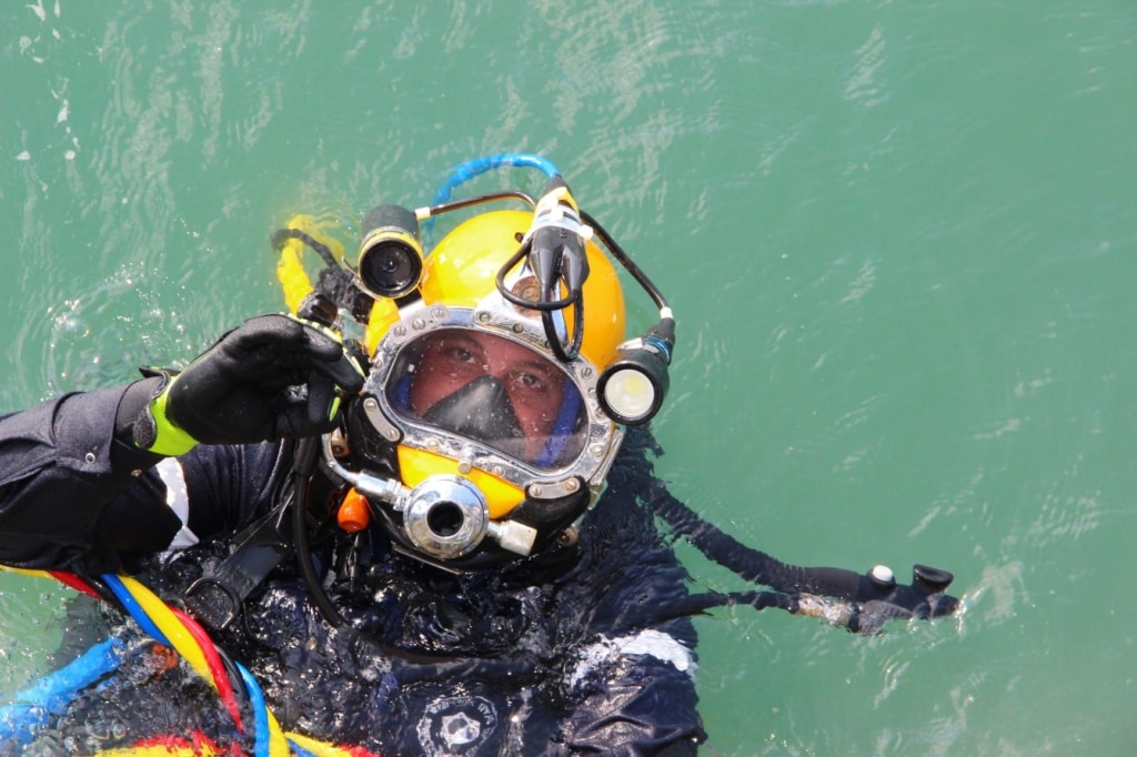 Mann mit Helm beim Diving
