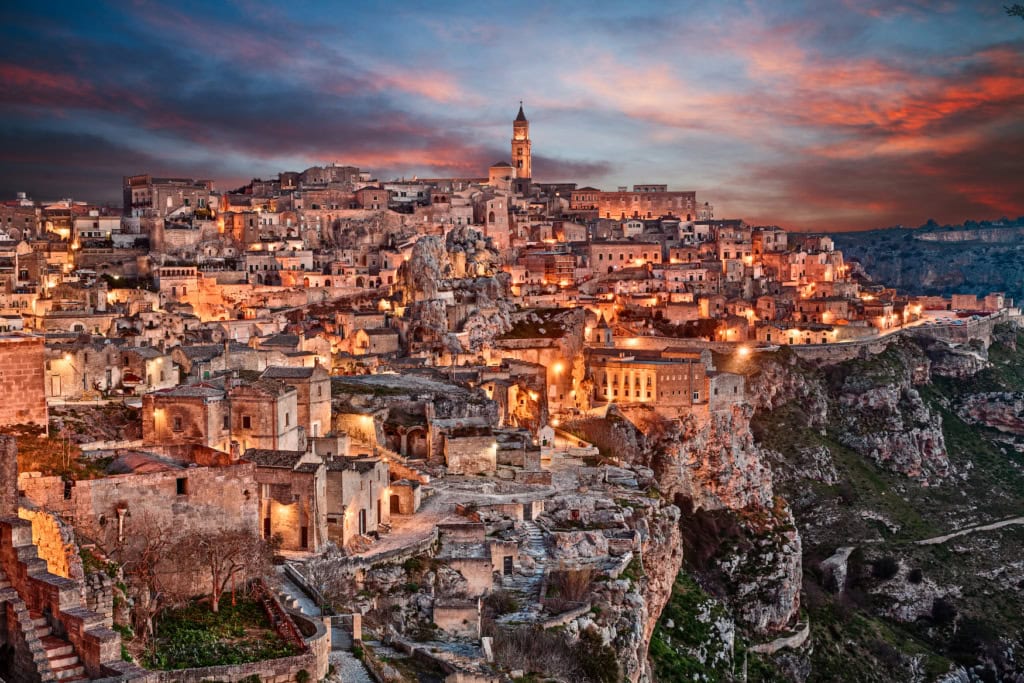 Matera in Italien am Abend beleuchtet