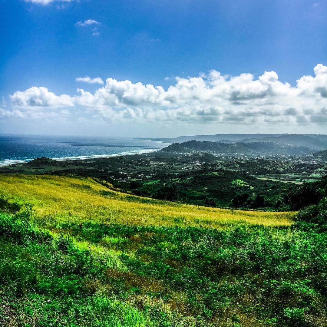 Oh #barbados – So schön ist der Blick vom Cherry Tree Hill auf die Atlantikküste. Reporter Frank @yourselfmales genießt die Aussicht und seine Zeit in der #karibik . #reportervorort #caribbean #travel #passionpassport #mytinyatlas #welivetoexplore