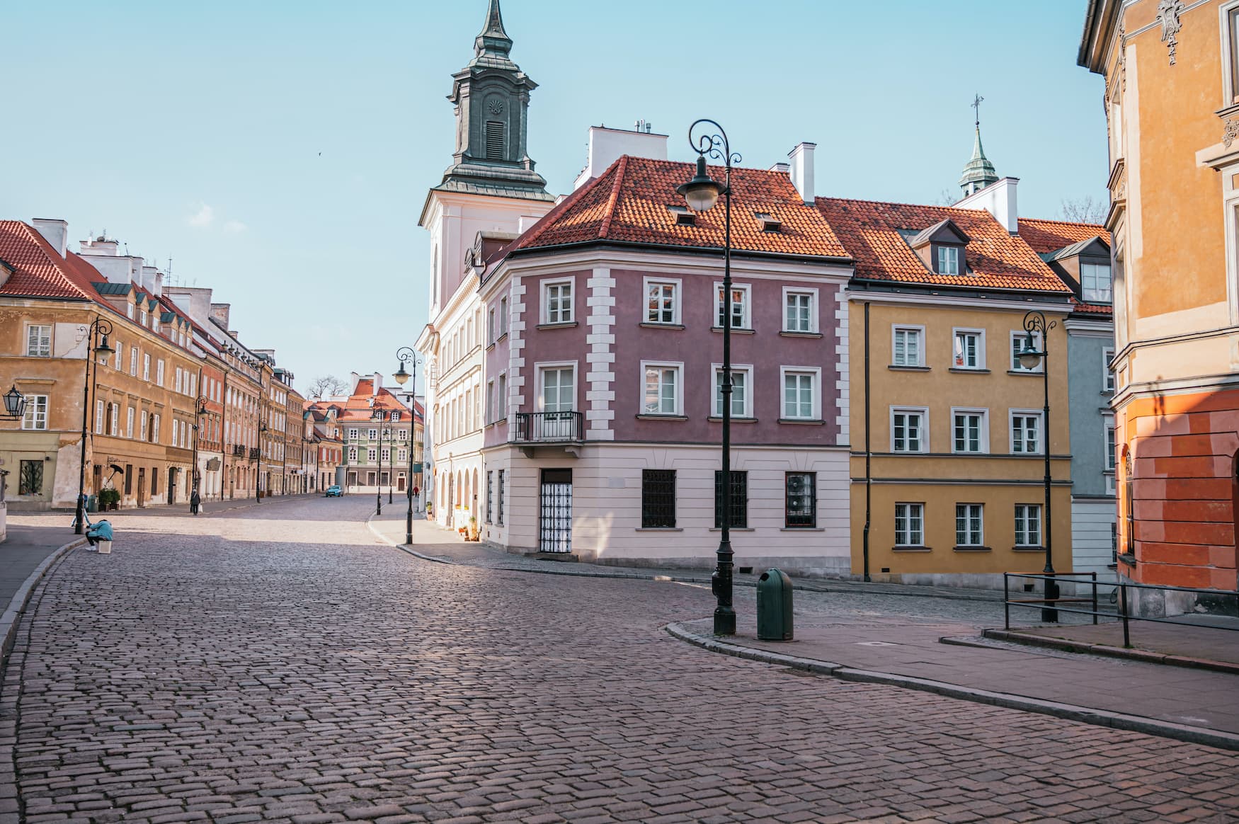 Seitenstraße mit bunten Häusern in der Warschauer Altstadt