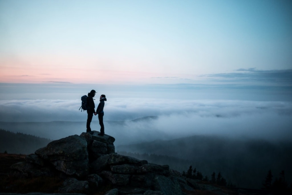 Paar am Abend auf einem Berg im Harz 
