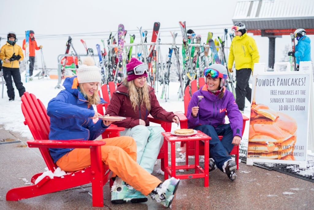 Skifahrerinnen beim Essen des Powder Pancakes in Aspen Snowmass
