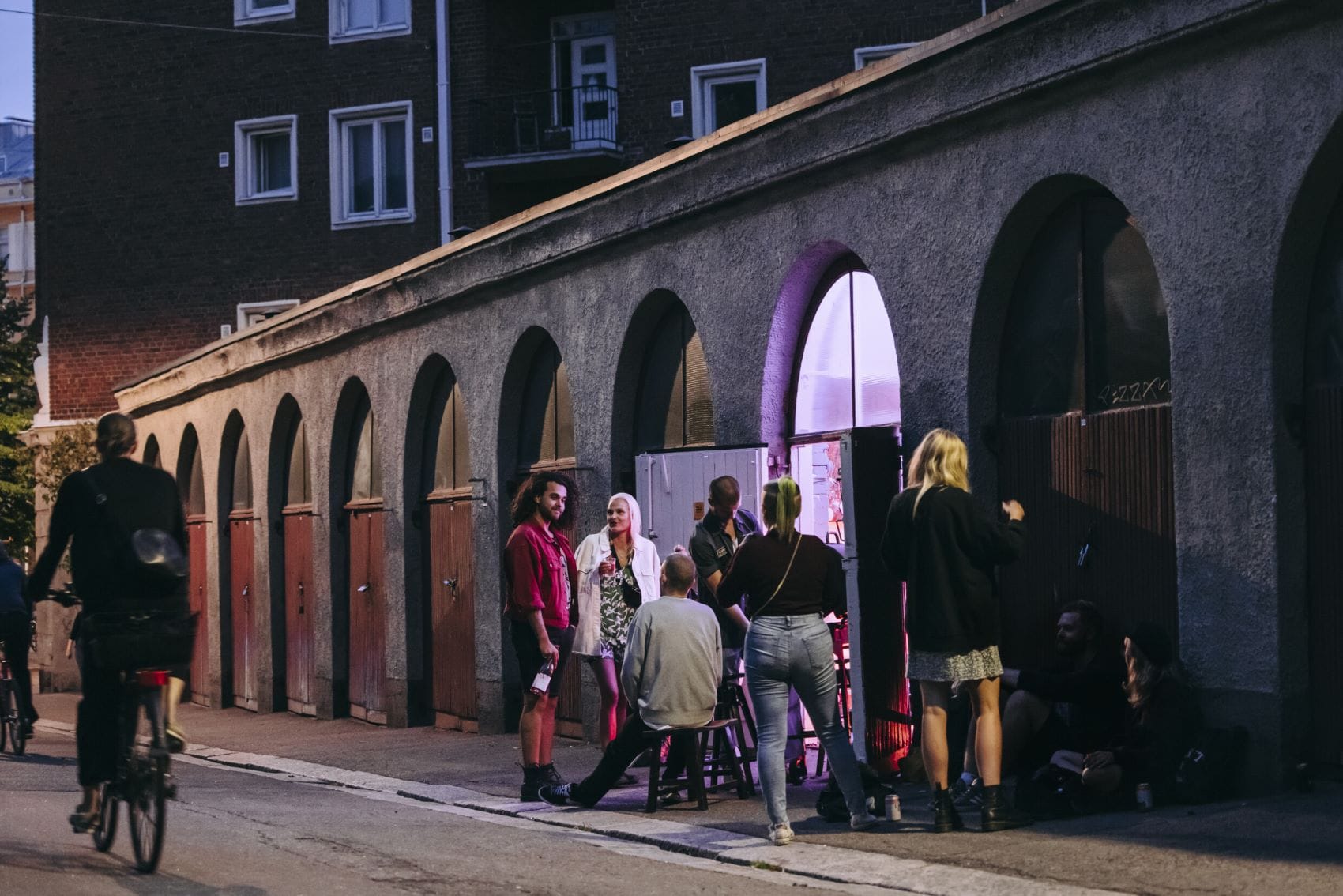 Nachtleben in Helsinki: Gäste vor Bar in Kallio
