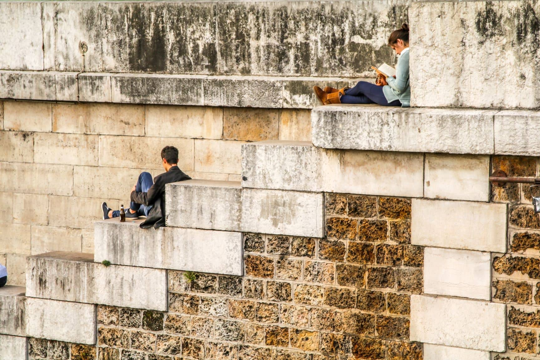 Besucher sitzend auf Treppen Notre-Dame Paris