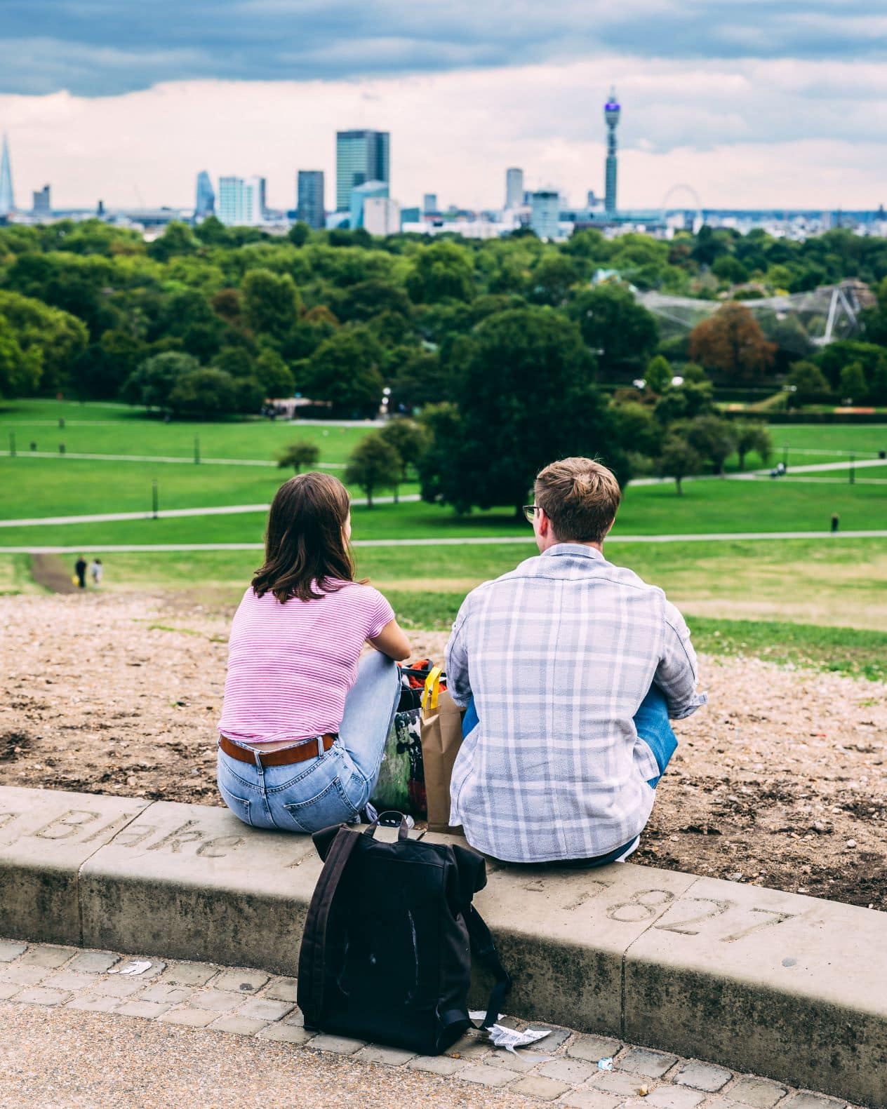 Pärchen auf dem Primrose Hill Hügel in London
