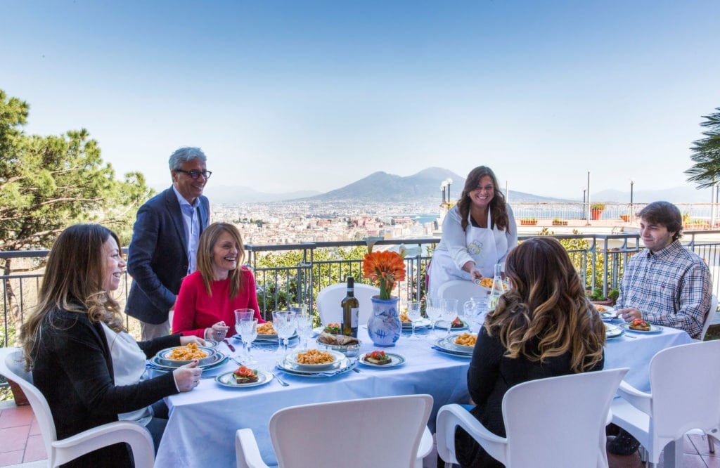Cesarina Emanuela mit Gästen auf ihrer Terrasses in Neapel