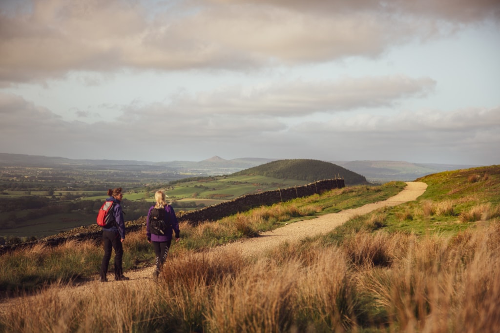 Zwei Frauen wandern den Cleveland Way, einen der England's Great Walking Trails