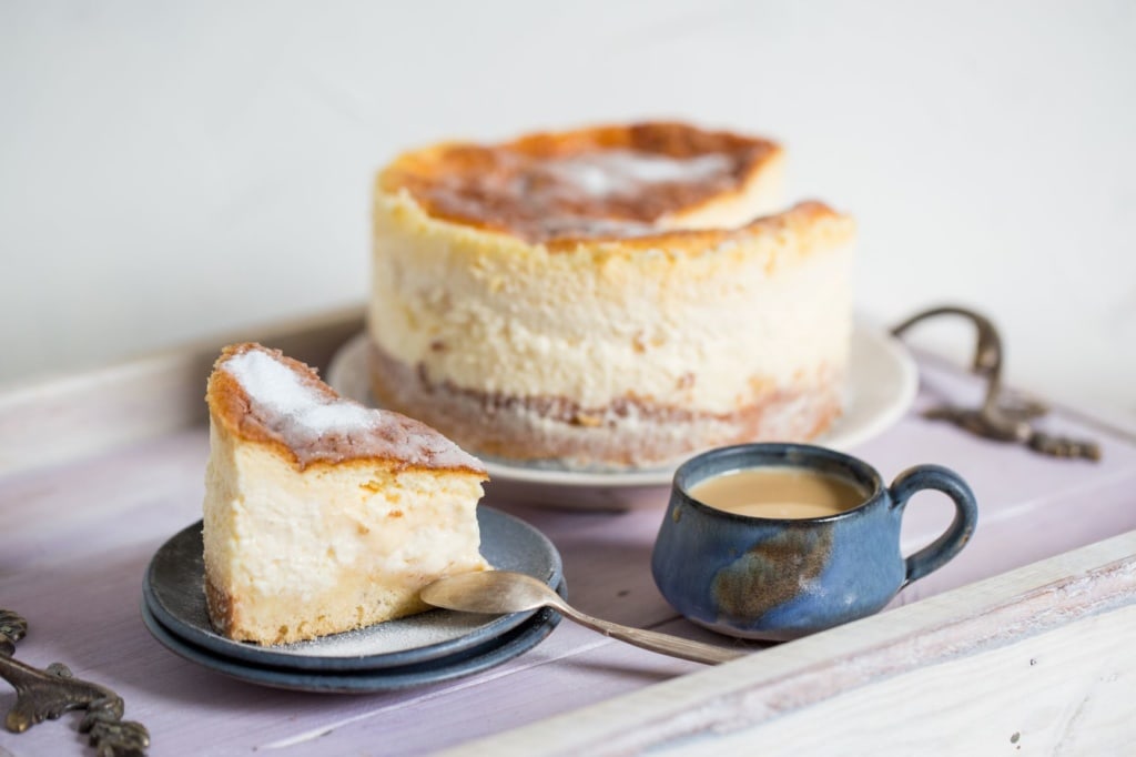 Dresdner Eierschecke mit Tasse Kaffee