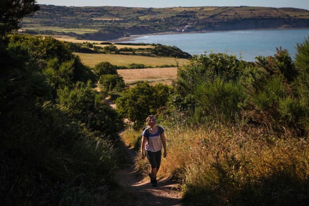 Frau wandert den Cleveland Way, einen der schönsten Wanderwege in England