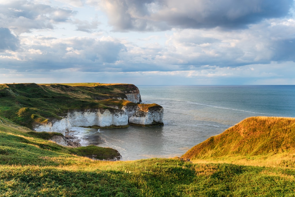 Kreidefelsen an der Selwick Bay am Flamborough Head an der Küste von North Yorkshire auf einem der Wanderwege in England