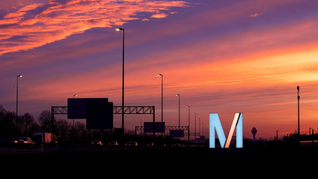 Anfahrt zum Flughafen München bei Sonnenuntergang