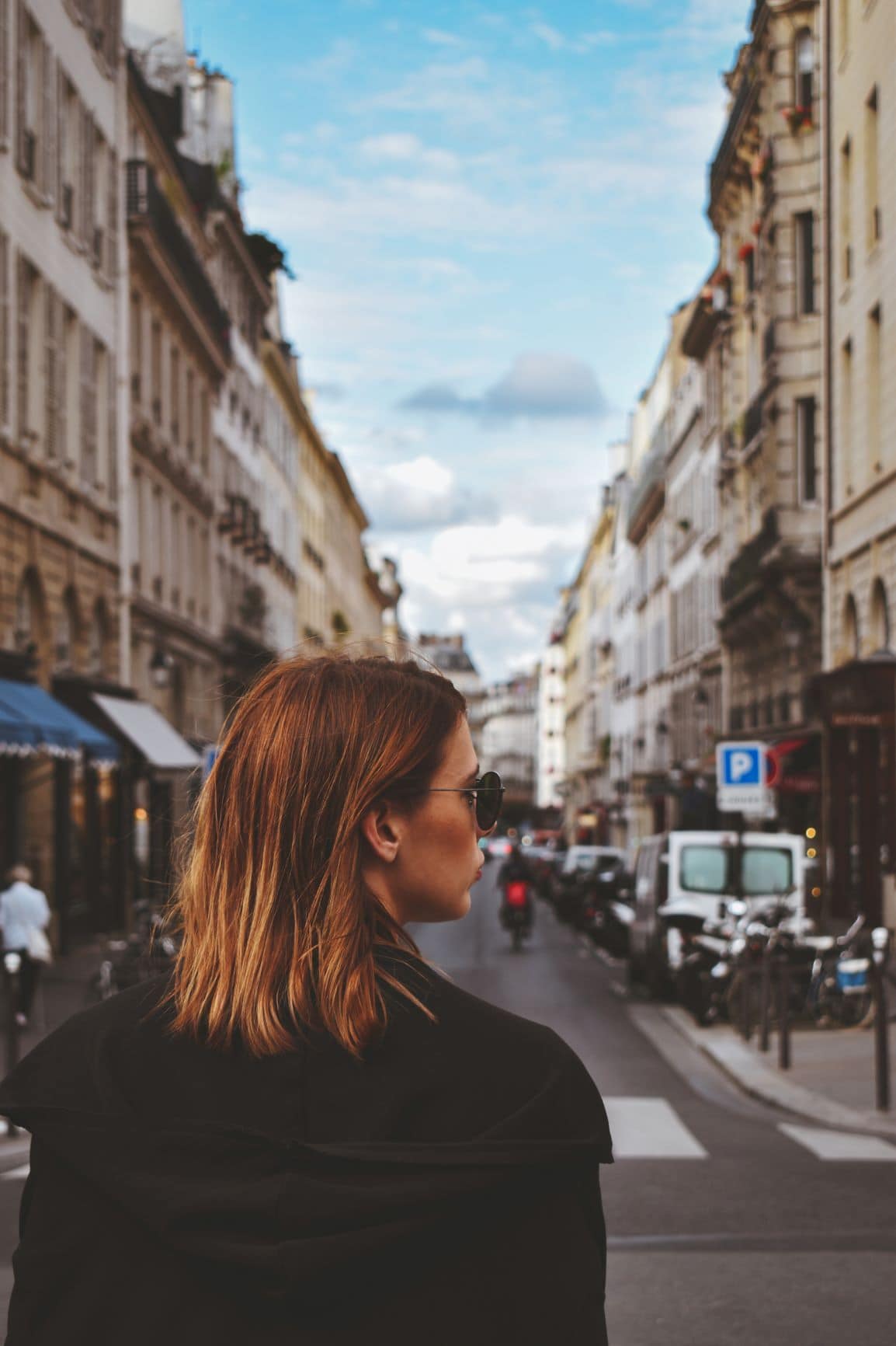 Frau Sonnenbrille Straße Paris
