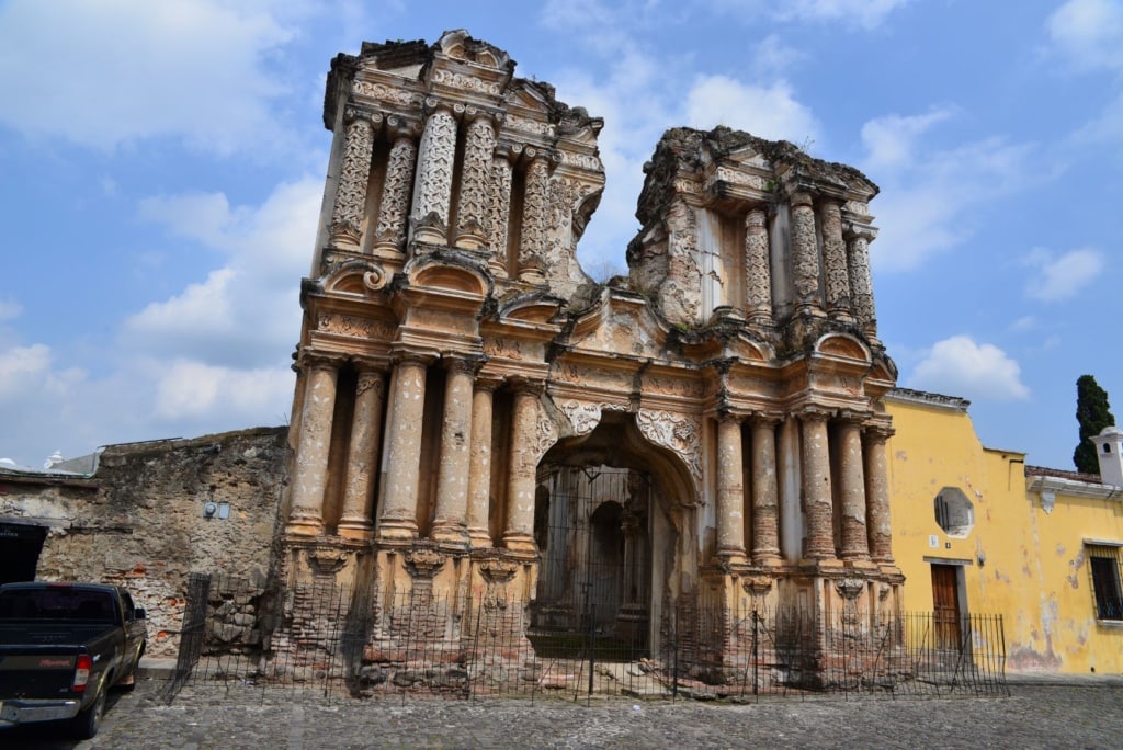 Heruntergekommenes, altes Gebäude in Antigua, Guatemala