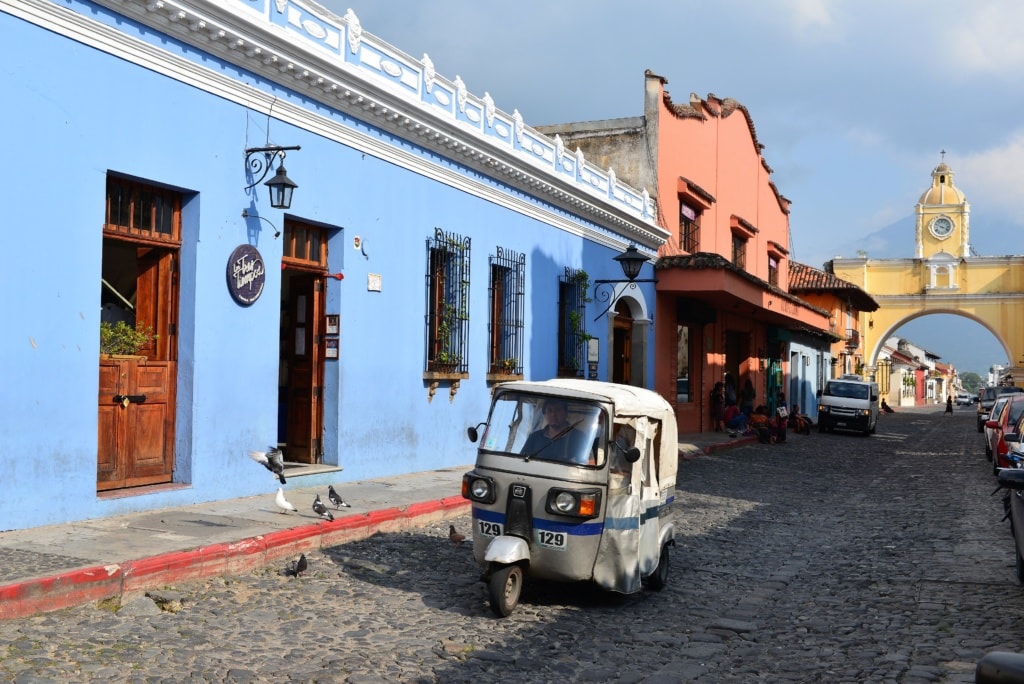 Tuktuk auf einer Straße in Antigua in Guatemala