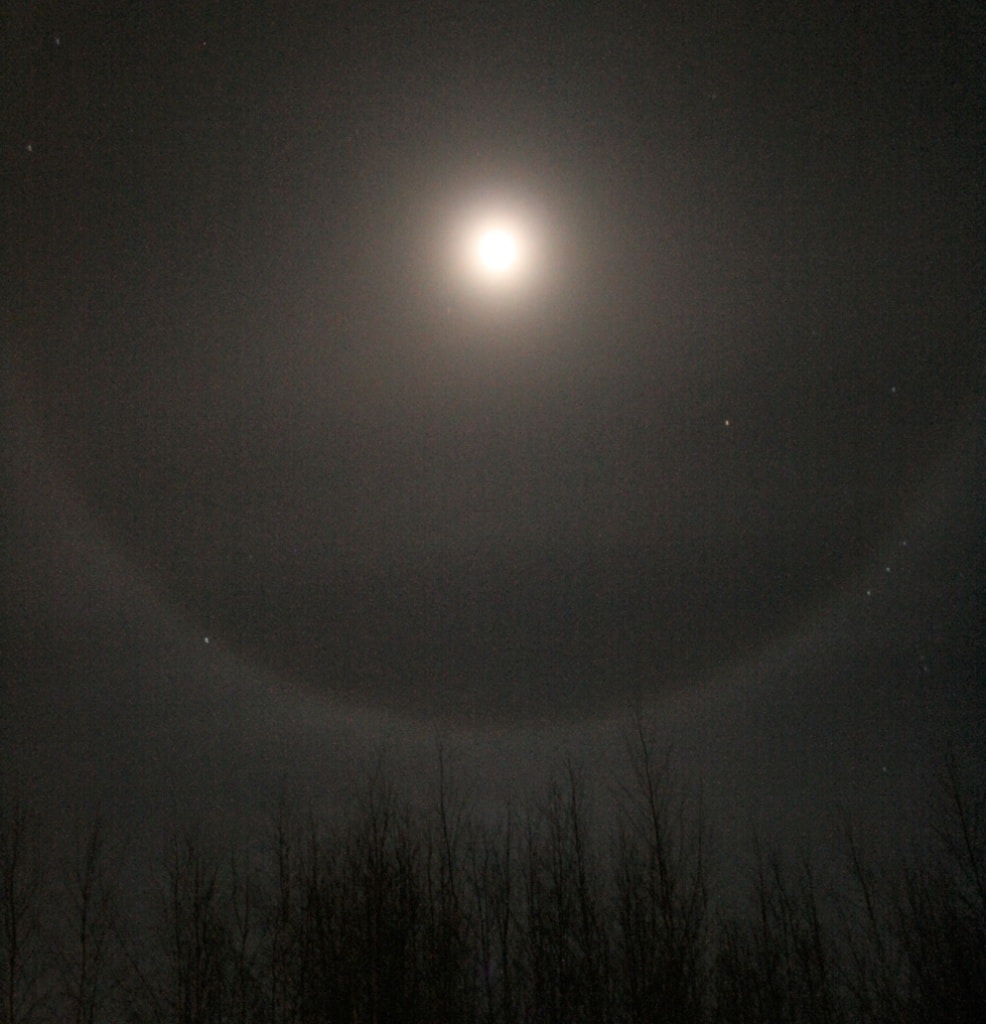 Wenn sich das Mondlicht in den Eiskristallen bricht, dann bildet sich ein Halo.