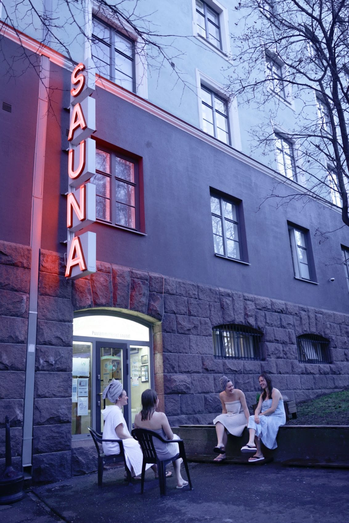 Frauen vor Sauna Kotihajun in Helsinki