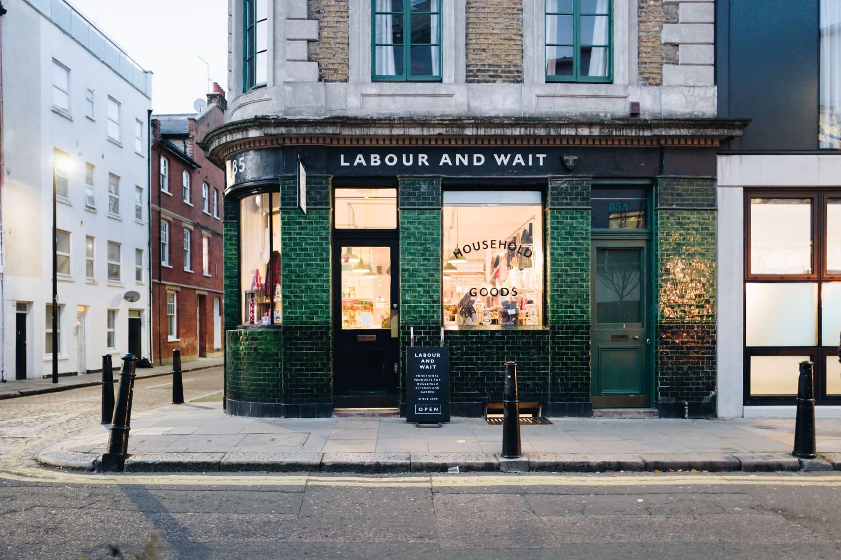Außenansicht des Labour and Wait Shop in London, ein Eckgeschäft mit einer dunkelgrün gefliesten Außenfassade