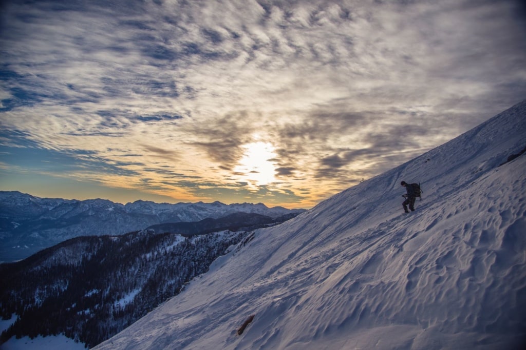 Mann im Skigebiet