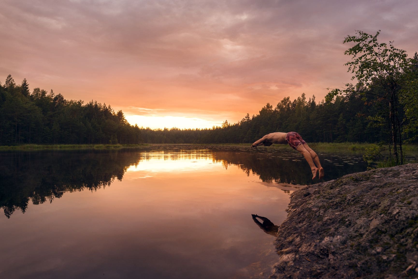 Mann spring in See im Nuuksio Nationalpark in Finnland