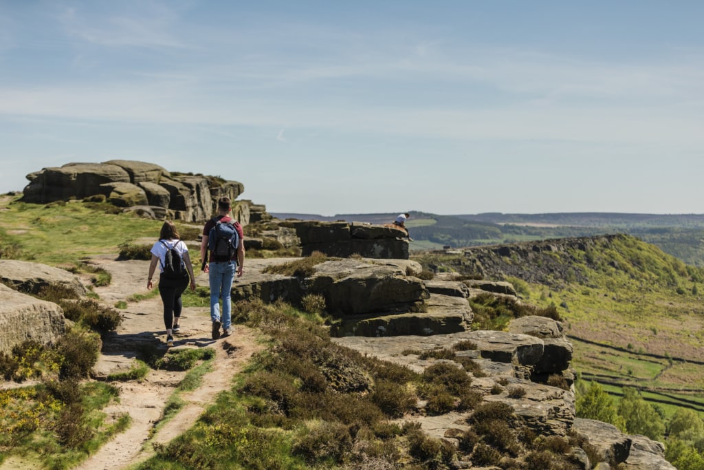 Menschen auf der Curber Edge auf einem der Wanderwege in England
