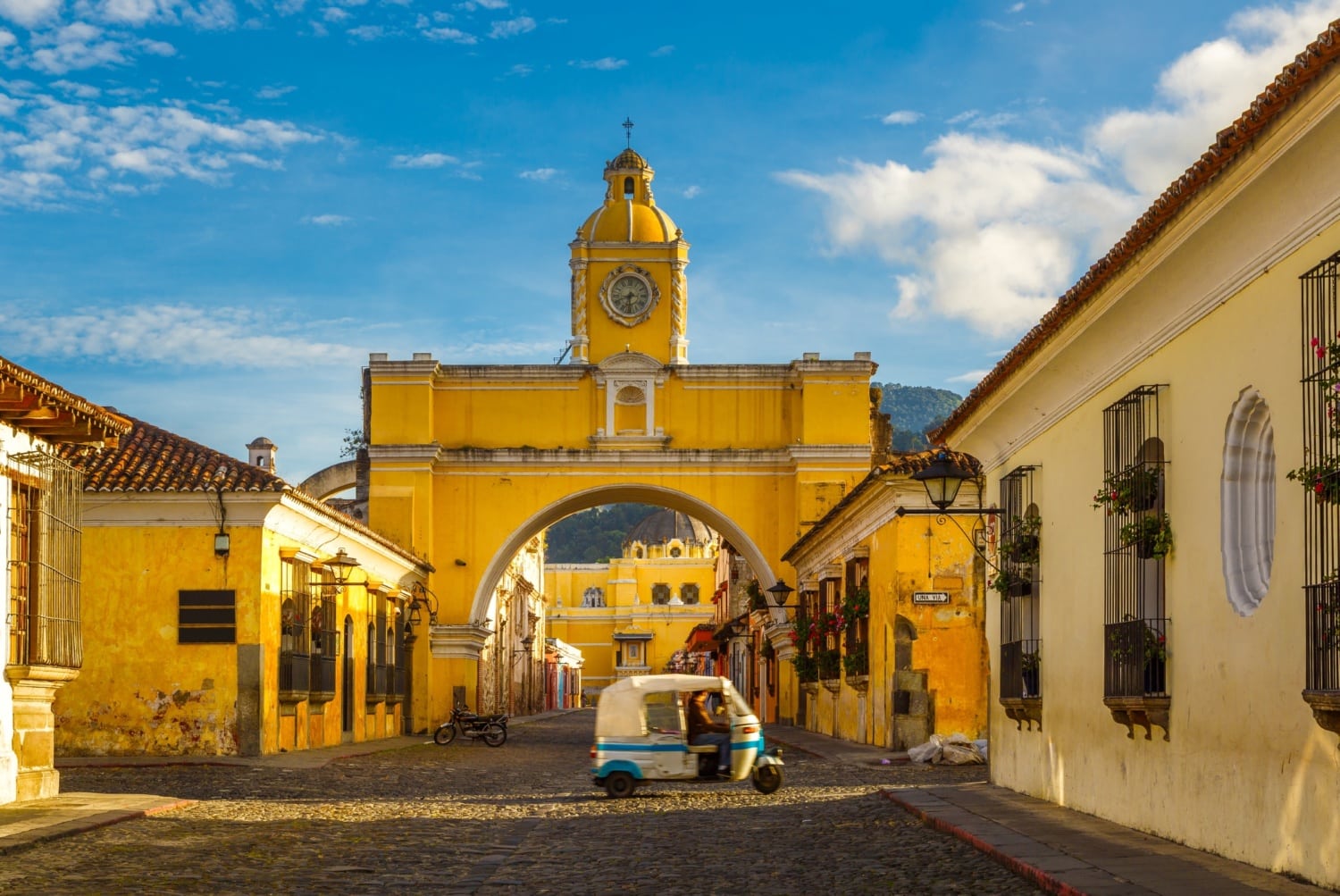 Tuk Tuk fährt durch die kleinen Gassen von Antigua in Guatemala