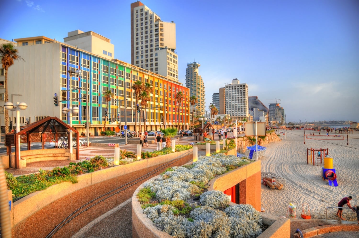 Strandpromenade von tel Aviv in Israel bei Sonnenuntergang