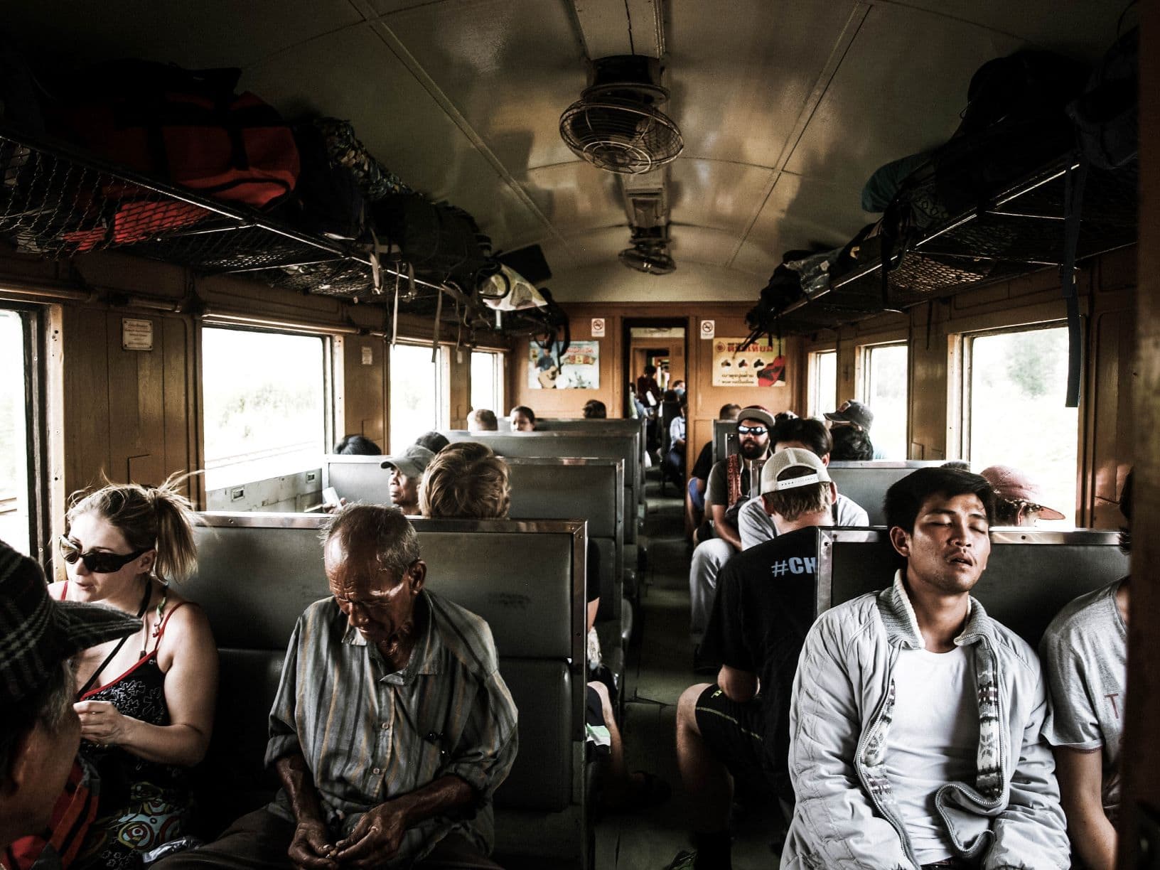 Passagiere im Zug in Indien