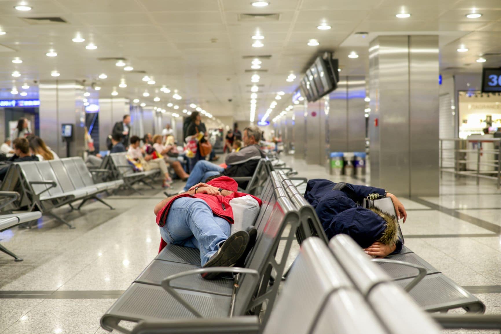 Schlafende Passagiere im Flughafen