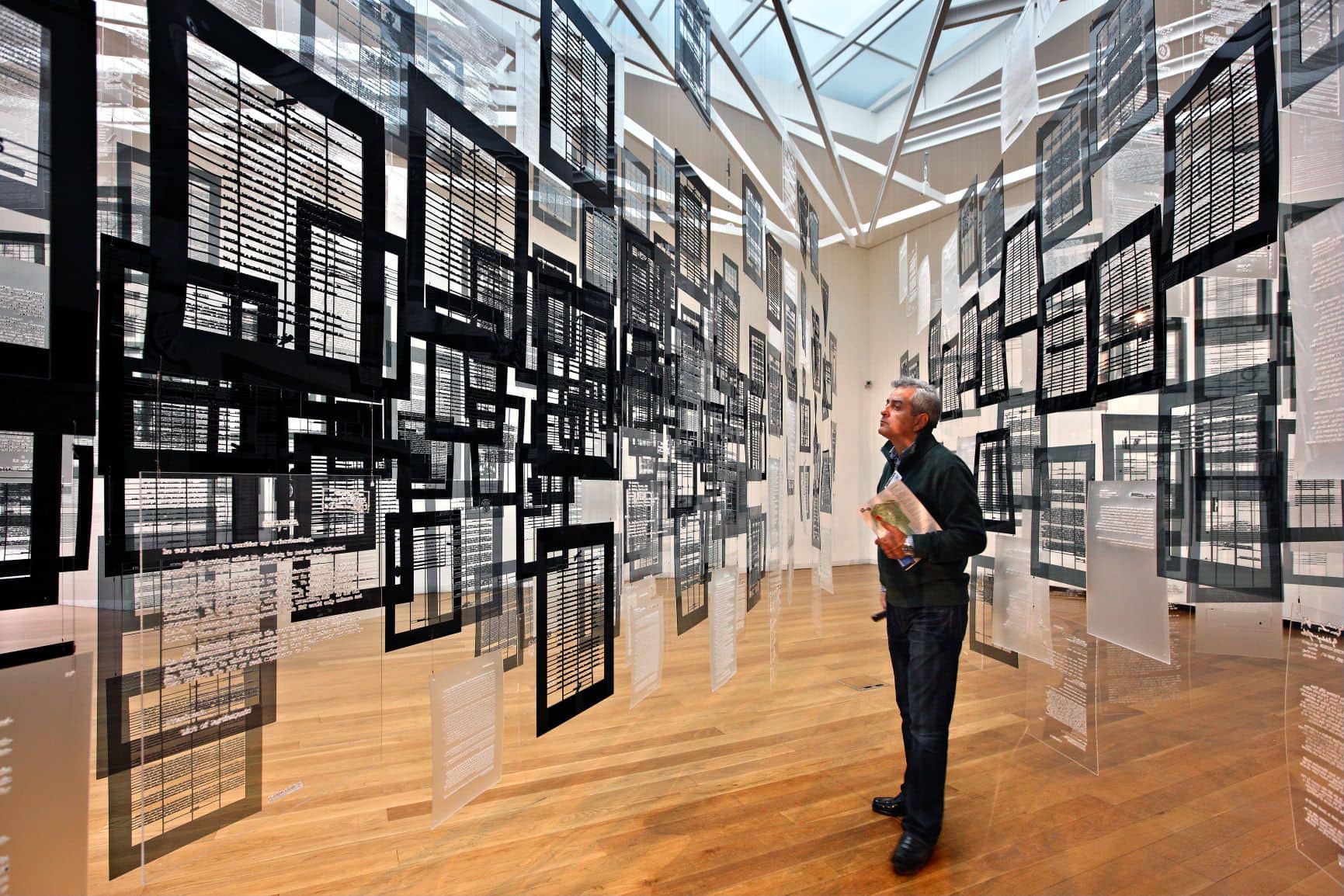 Besucher im Museu de Arte Contemporânea de Serralves in Porto