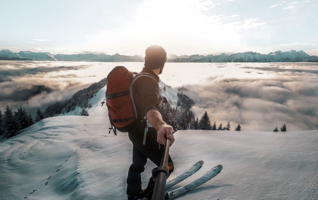 Skifahrer mit Selfie-Stick