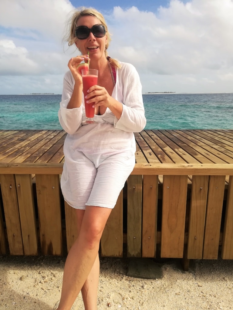 Susanne Wess mit Getränk in der Hand auf den Malediven