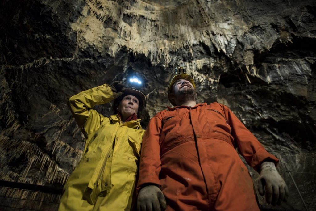 Zwei Besucher mit Stirnlampe in der Treak Cliff Cavern