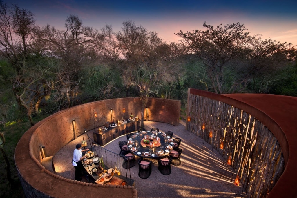 Outdoor-Essenstisch im Phinda Homestead